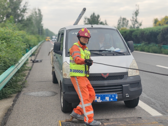 亳州中心阜阳段上行K376施救员徐建才调整拖车钢丝绳，开展救援行动。.jpg